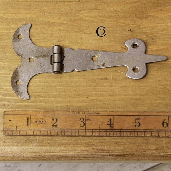 Fleur de lys Hinge Pressed Antique Iron 135mm