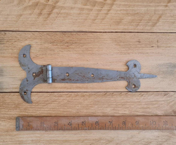 Fleur de Lys Hinge Pressed Antique Iron 250mm (AF042AI)